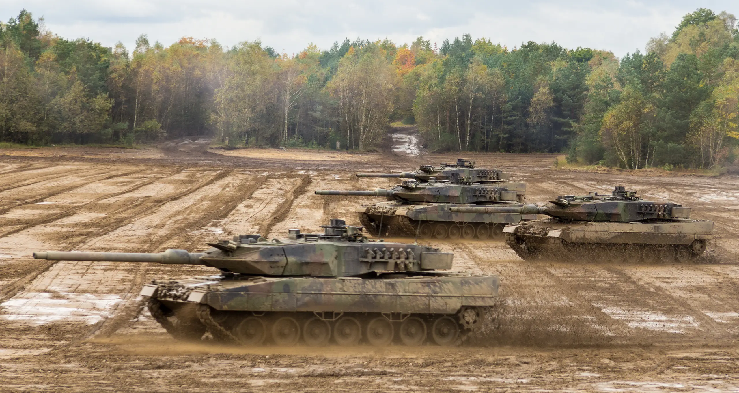 Eine Kolonne Panzer auf einem Feld.
